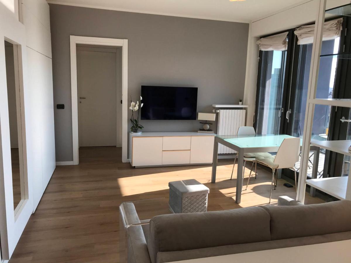 Apartmán Fiera Milanocity View With Terrace Next To Shopping Mall Exteriér fotografie